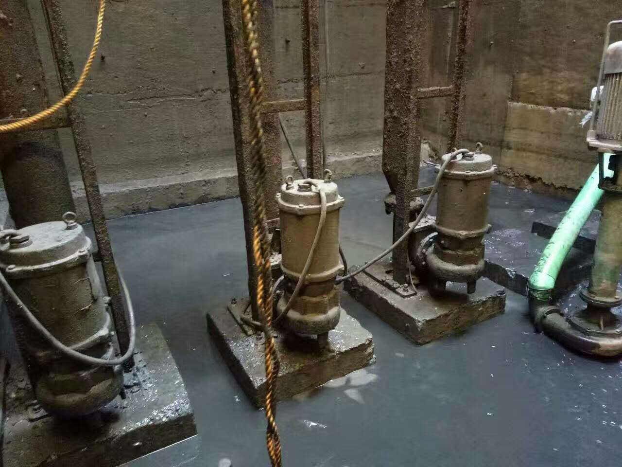 理塘污水池清理