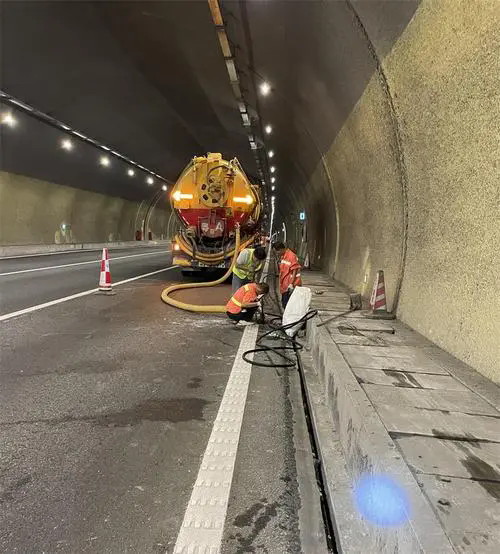 理塘隧道排水渠清淤